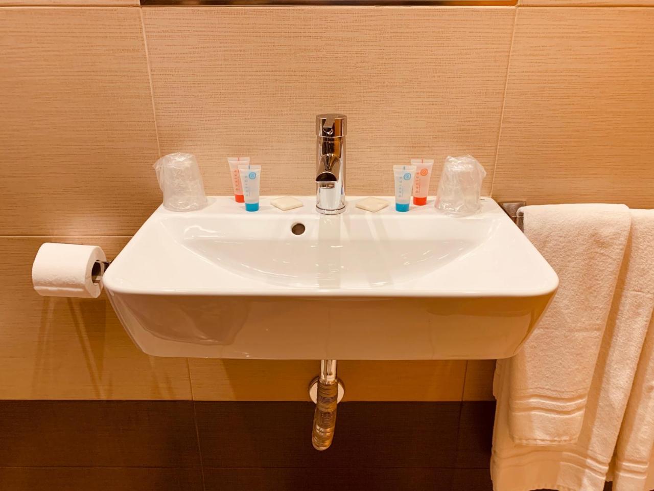 Small Double Room,762603262:JPEG