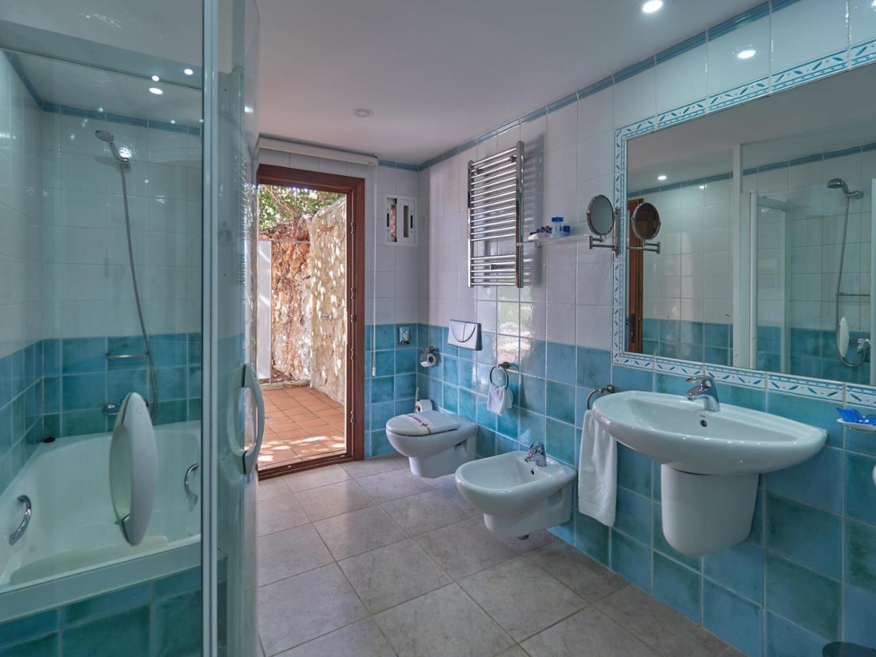 Deluxe Suite (2 Adults + 1 Child),775504666:JPEG