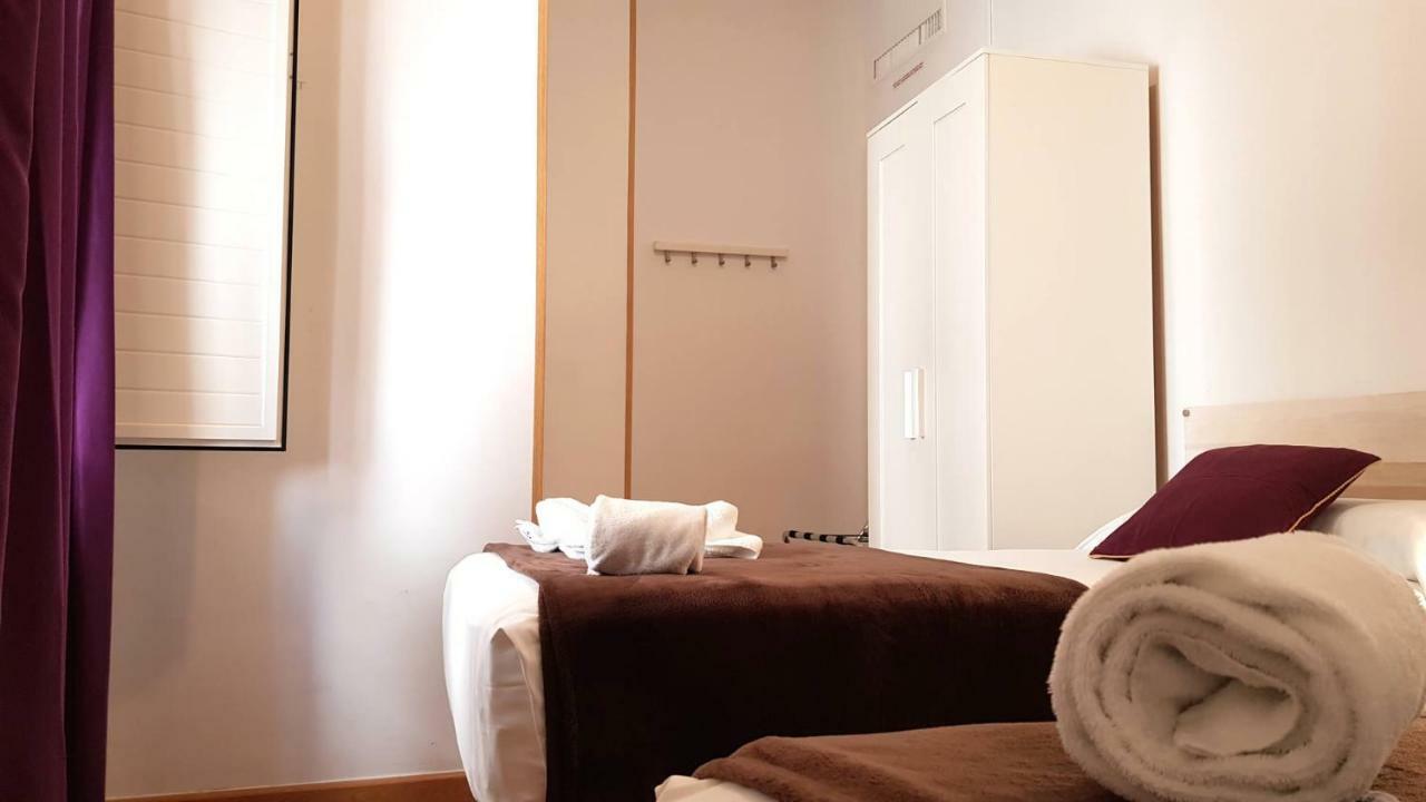 Camera Doppia con Letti Singoli con Bagno Condiviso e Doccia Privata