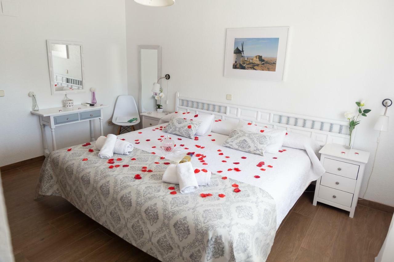 Habitación con cama grande