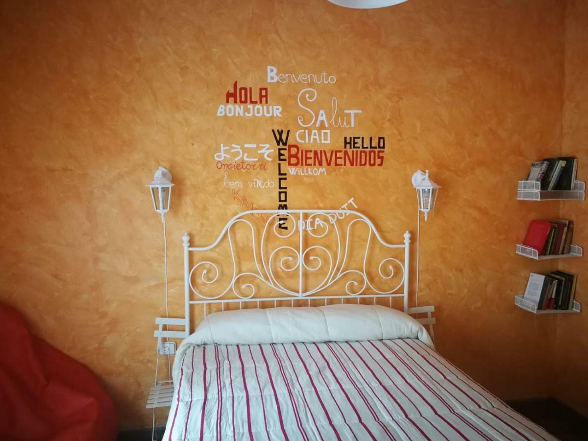 Chambre Lit Queen-Size avec Salle de Bains Commune