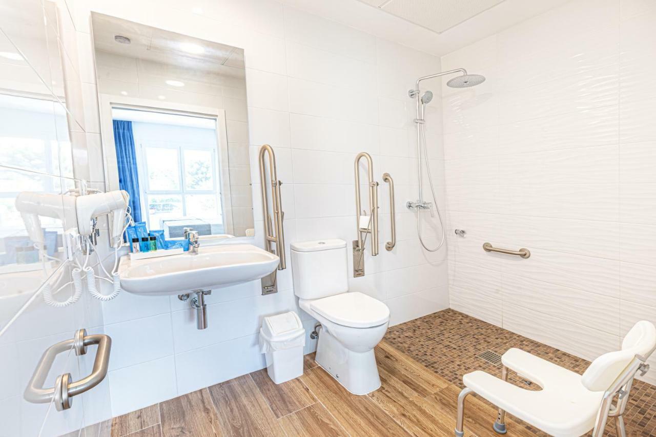 One-Bedroom Apartment bathroom disabled