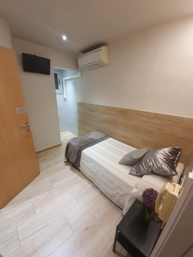 Single Room with Shared Bathroom,959932828:JPEG