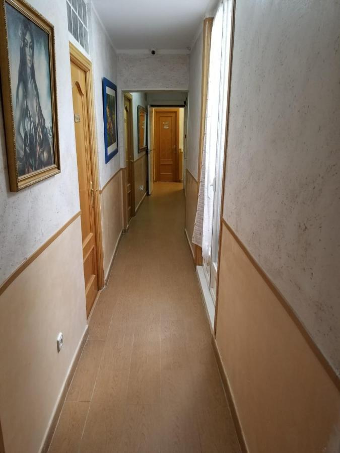 Dvoulůžkový pokoj s manželskou postelí a sdílenou koupelnou
