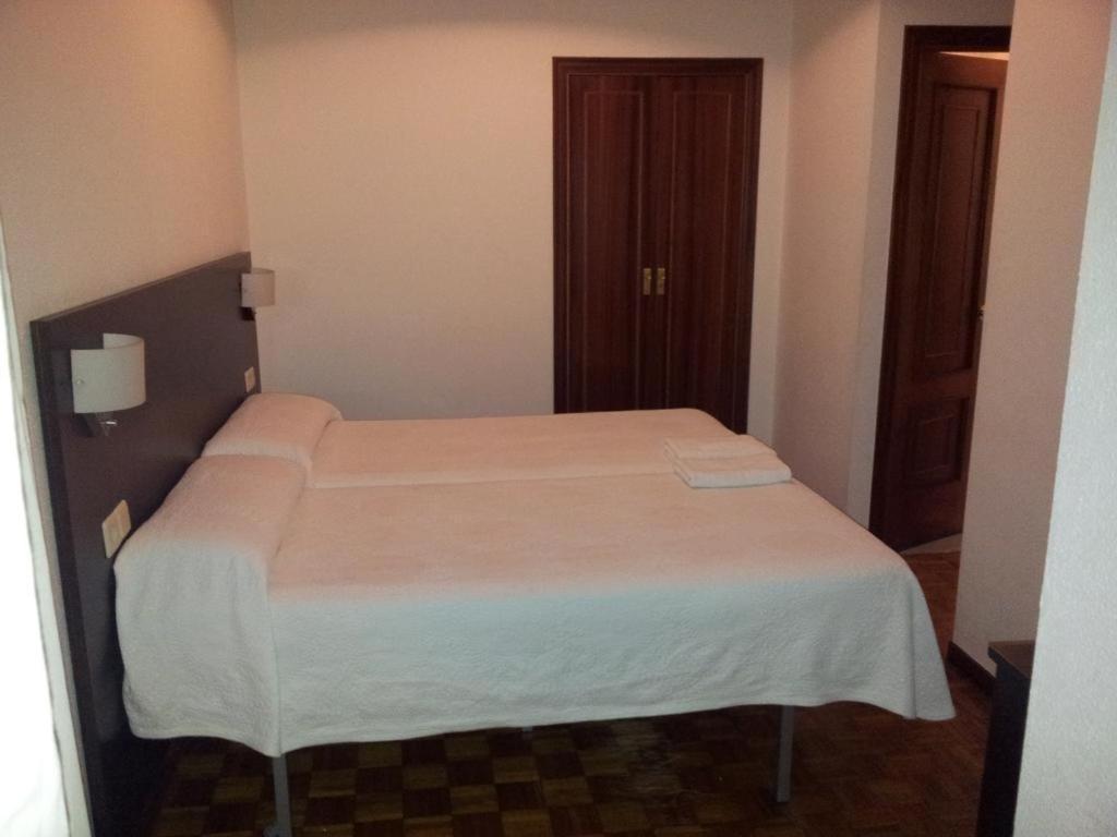 Economy Double or Twin Room,974800087:JPEG