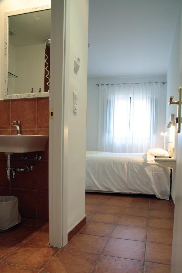 Habitación con cama extragrande.