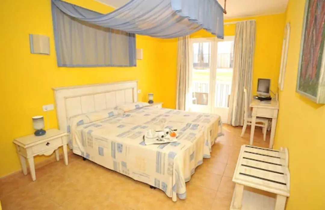 Hostal Hpc Porto Colom-1