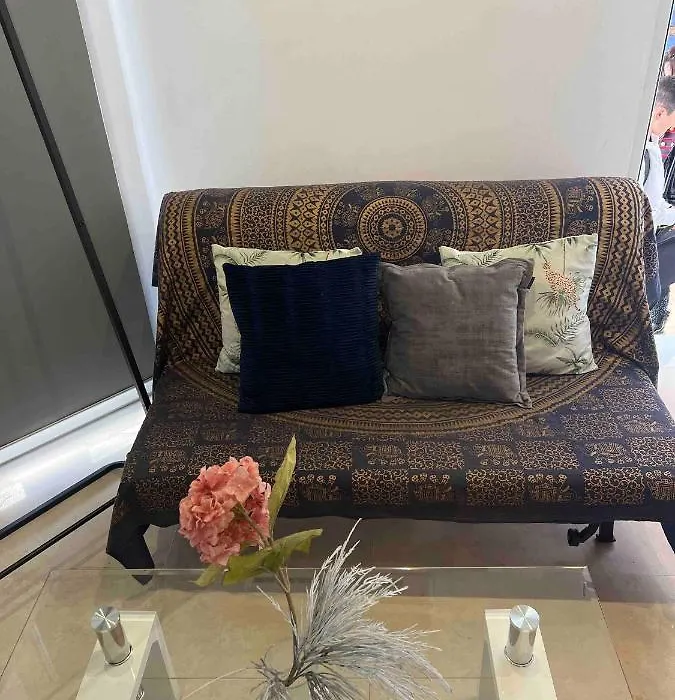 Room In Bb - Golum 1 Bedroom Flat About 24Mq-1