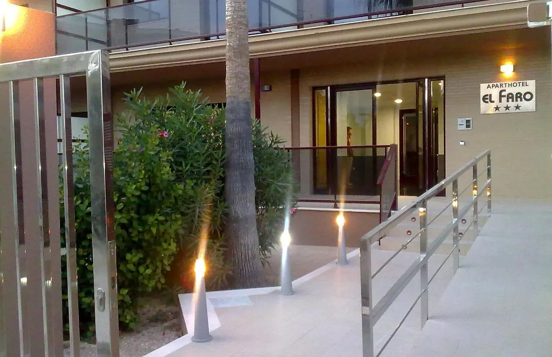 Aparthotel El Faro-1