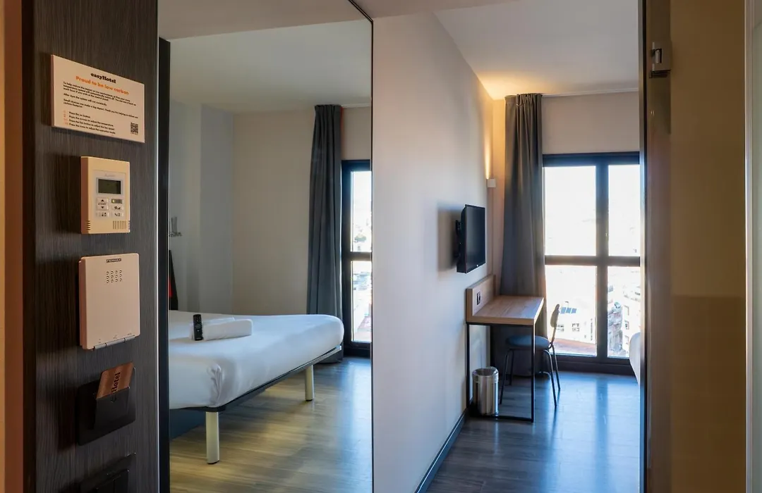 Easyhotel Barcelona Fira-1