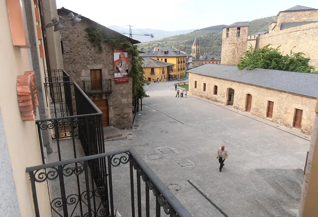 Hostal Virgen De La Encina-1