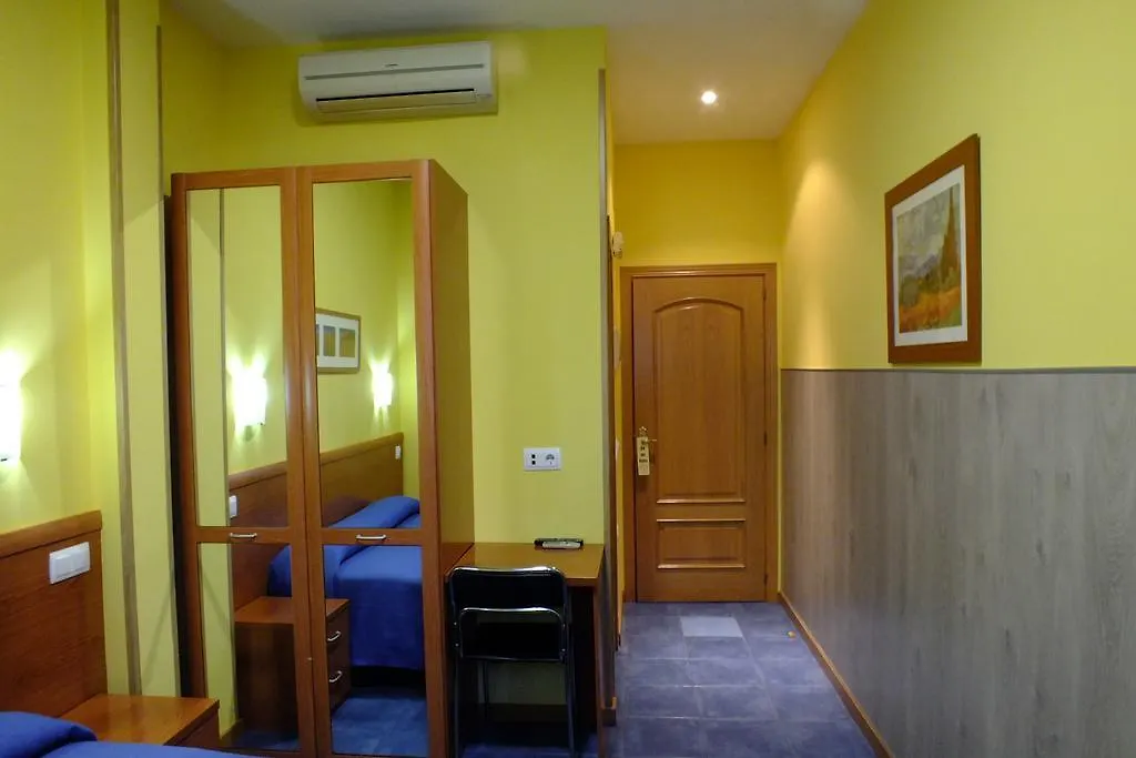Hostal Los Claveles-1