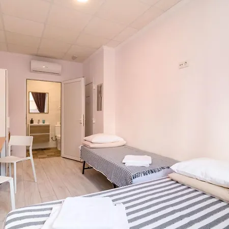 Hostal 7A-2