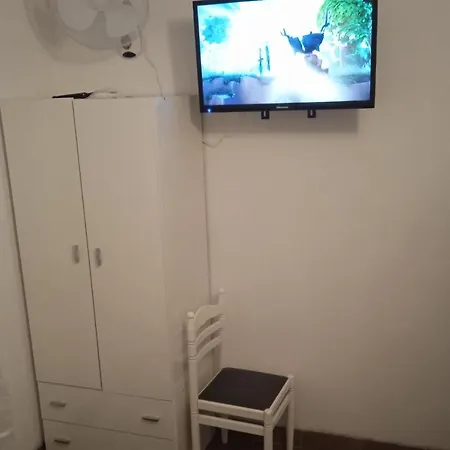 Habitacion Economica Con Bano Privado En Pleno Centro De Figueres-3