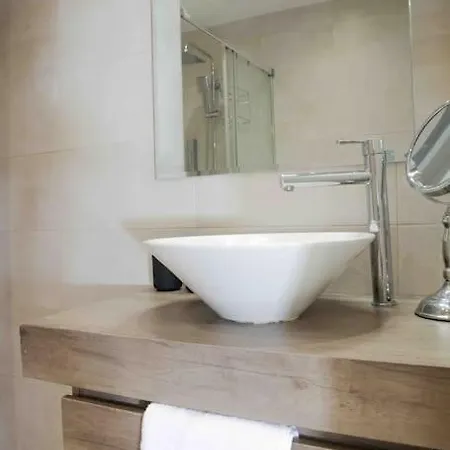 Stylish 2 Bedroom Apartment Next To Lamerced Plaza-2