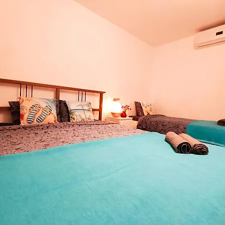 By Plaza Real Budget Rooms-3