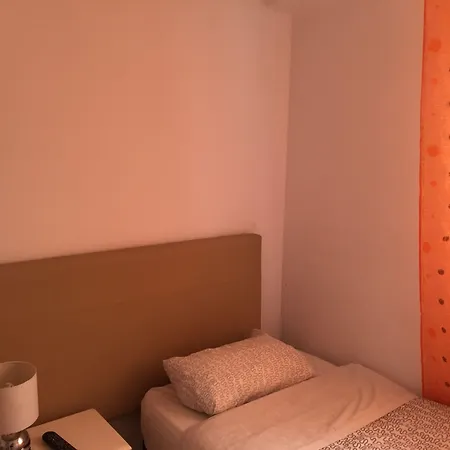 Hostal The Monkey Room-3