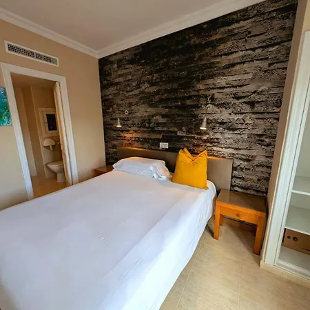 Hostal Mar Del Plata (Adults Only)-3