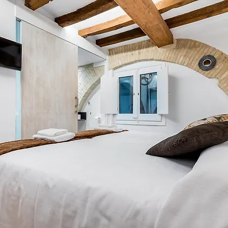 Hostal 977-3